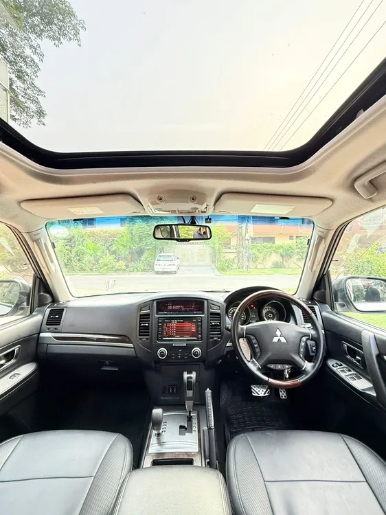 Mitsubishi Pajero 2010 for Sale in Lahore Mitsubishi Pajero 2010 for Sale in Lahore Image-9
