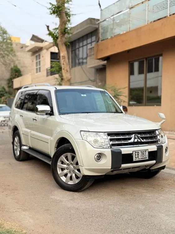 Mitsubishi Pajero 2010 for Sale in Lahore Mitsubishi Pajero 2010 for Sale in Lahore Image-2