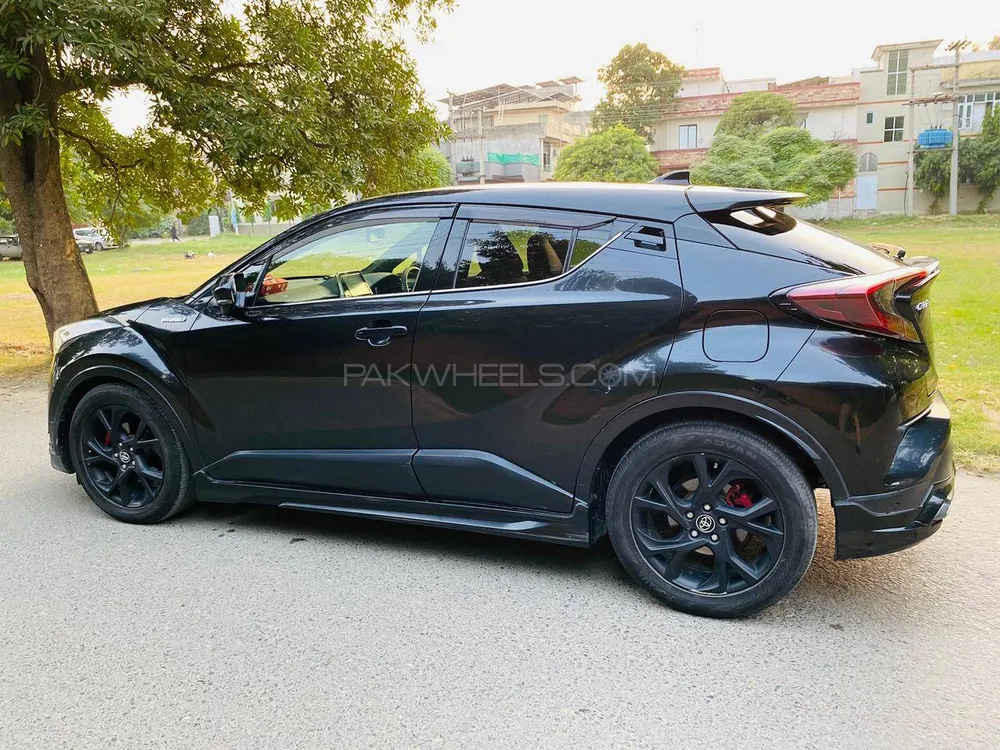 Toyota C-HR 2017 for Sale in Lahore Toyota C-HR 2017 for Sale in Lahore Image-5