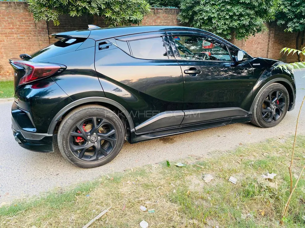 Toyota C-HR 2017 for Sale in Lahore Toyota C-HR 2017 for Sale in Lahore Image-3