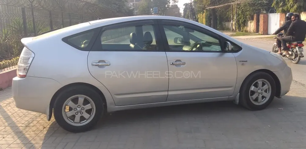 Toyota Prius 2010 for Sale in Lahore Toyota Prius 2010 for Sale in Lahore Image-4