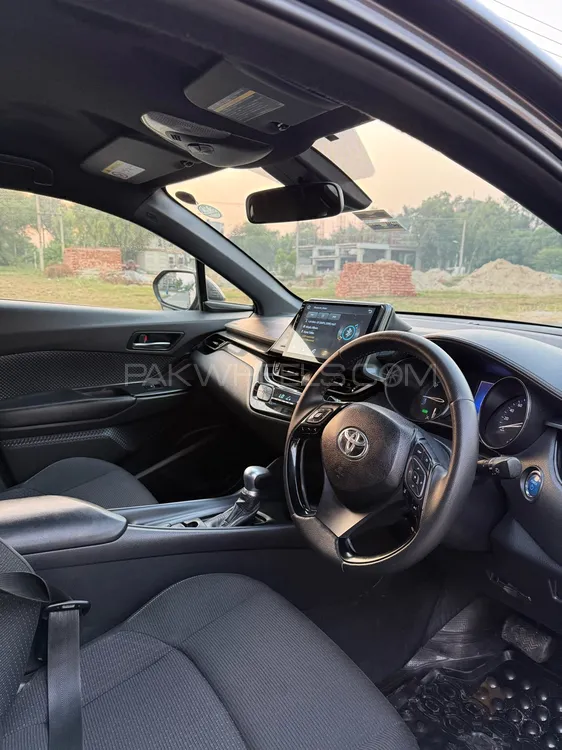 Toyota C-HR 2017 for Sale in Lahore Toyota C-HR 2017 for Sale in Lahore Image-10
