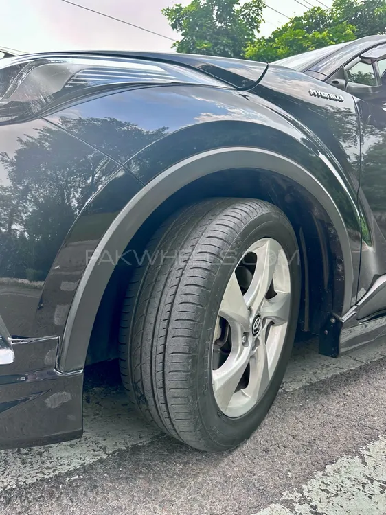Toyota C-HR 2018 for Sale in Lahore Toyota C-HR 2018 for Sale in Lahore Image-12