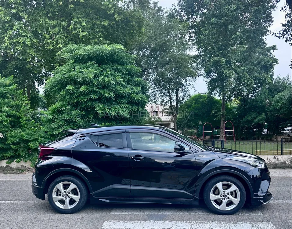 Toyota C-HR 2018 for Sale in Lahore Toyota C-HR 2018 for Sale in Lahore Image-2