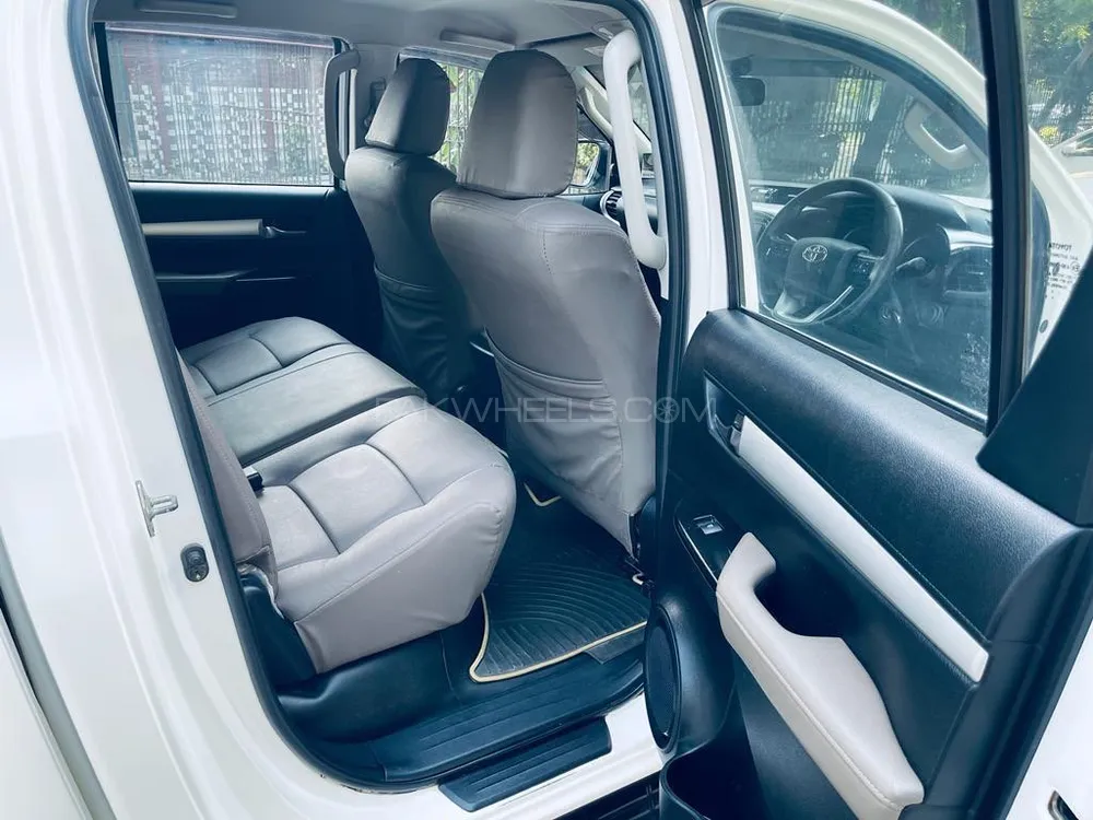 Toyota Hilux 2017 for Sale in Faisalabad Toyota Hilux 2017 for Sale in Faisalabad Image-13