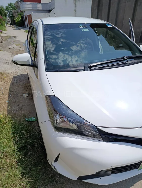 Toyota Vitz 2015 for Sale in Mardan Image-1