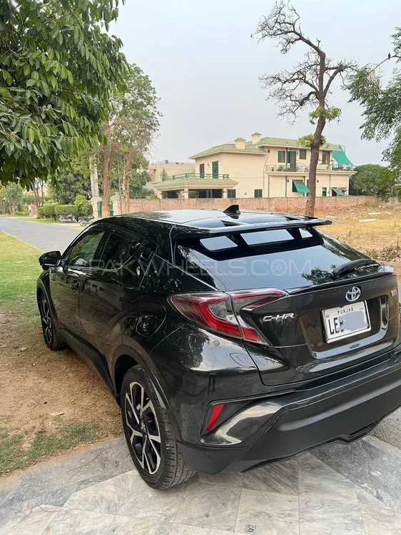 Toyota C-HR 2017 for Sale in Lahore Toyota C-HR 2017 for Sale in Lahore Image-5