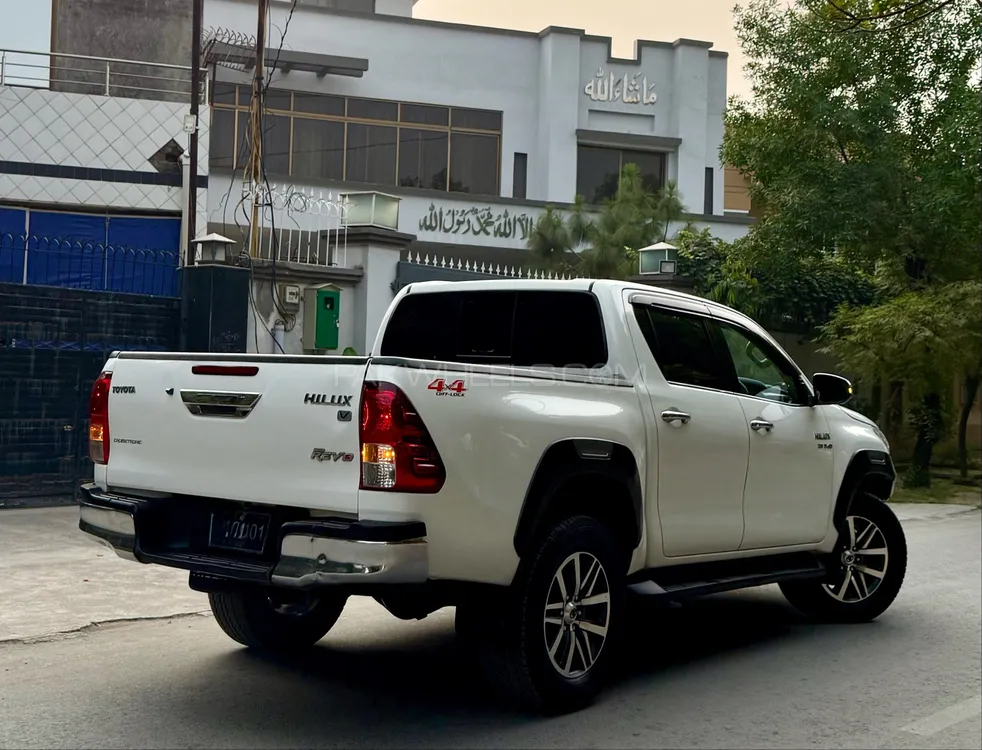 Toyota Hilux 2018 for Sale in Lahore Toyota Hilux 2018 for Sale in Lahore Image-12