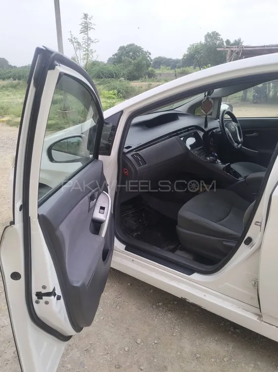 Toyota Prius 2011 for Sale in Karachi Toyota Prius 2011 for Sale in Karachi Image-9