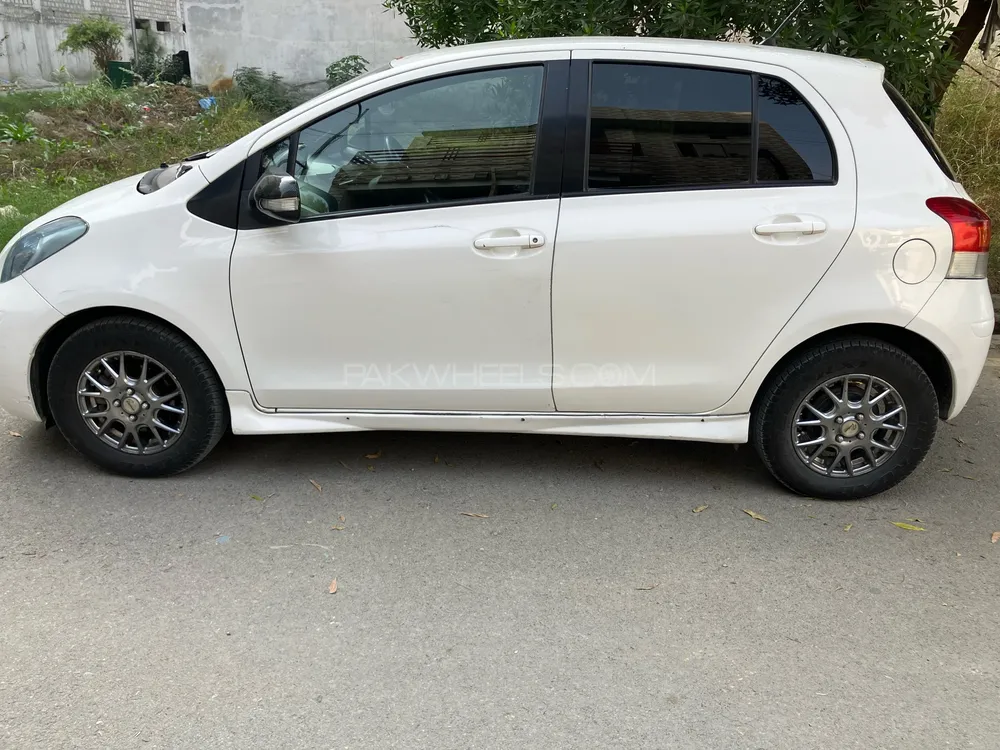 Toyota Vitz 2010 for Sale in Mardan Image-1