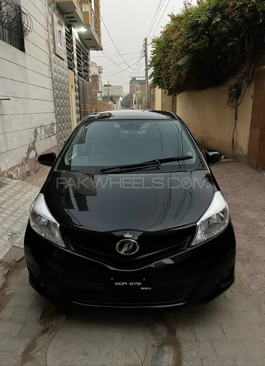 Toyota Vitz 2013 for Sale in Multan Image-1