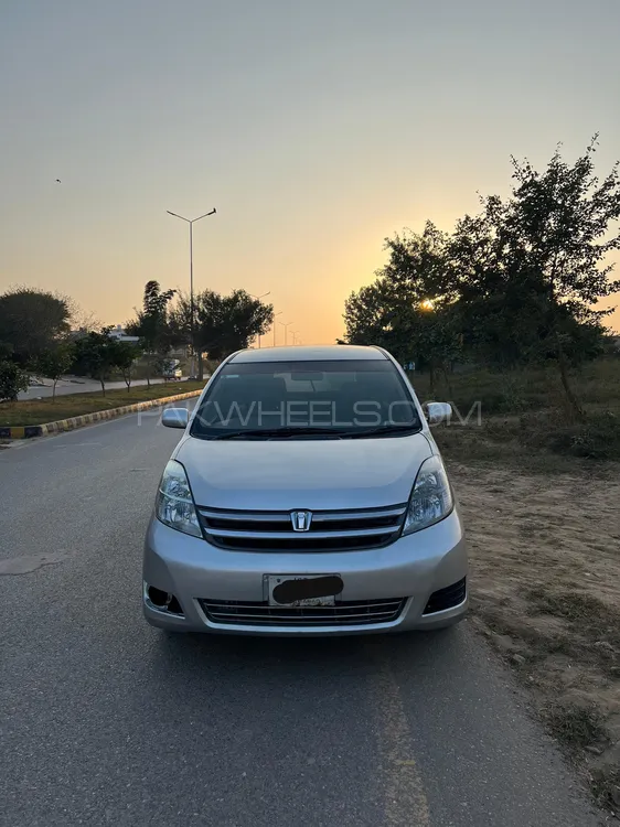 Toyota ISIS 2007 for Sale in Islamabad Image-1