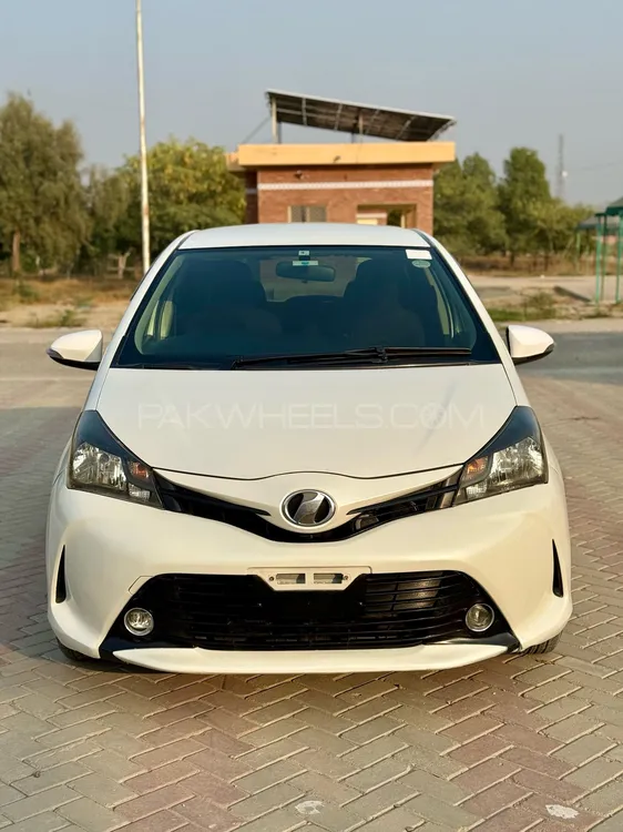 Toyota Vitz 2015 for Sale in Layyah Image-1