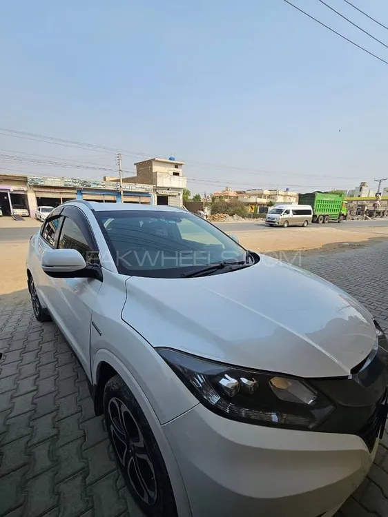 Honda Vezel 2015 for Sale in Dera Ghazi Khan Image-1