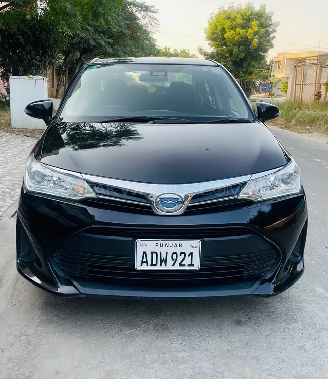 Toyota Corolla Axio 2018 for Sale in Faisalabad Image-1