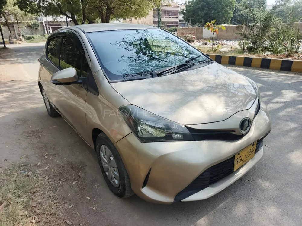 Toyota Vitz 2015 for Sale in Karachi Image-1