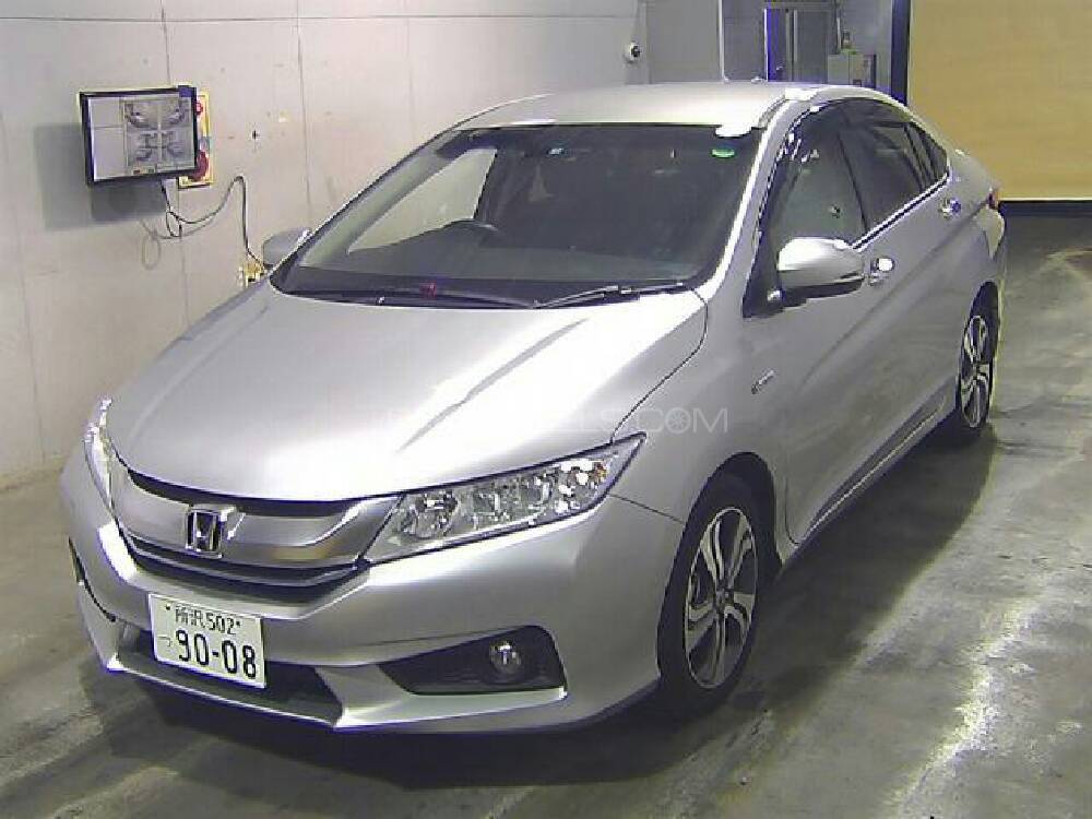 Honda Grace Hybrid 2015 for Sale in Karachi Image-1