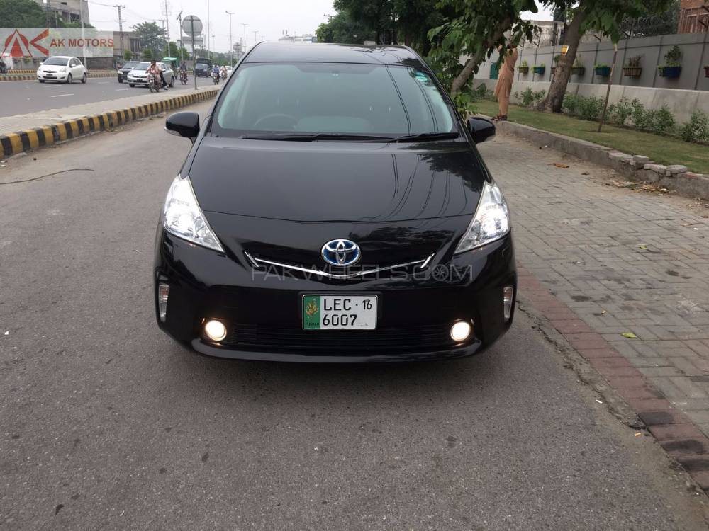 Toyota Prius Alpha 2012 for Sale in Lahore Image-1