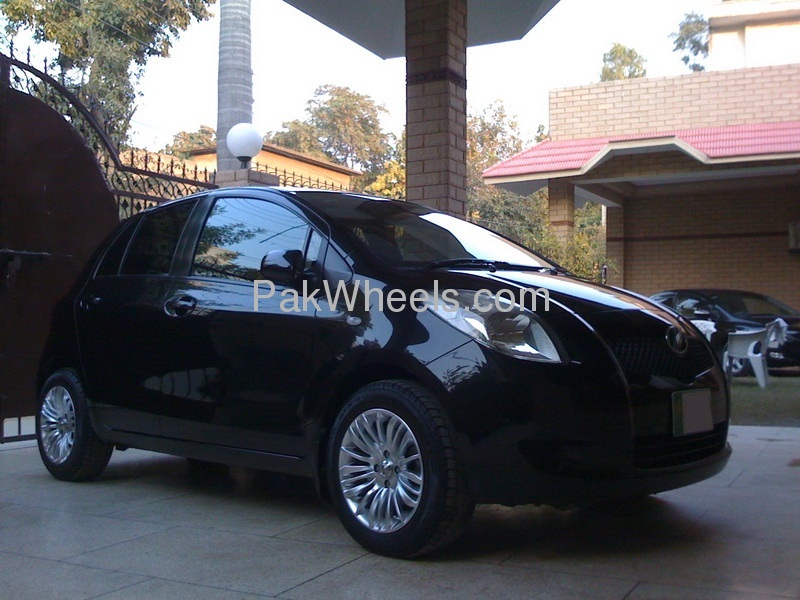 Toyota Vitz 2006 for Sale in Lahore Image-1