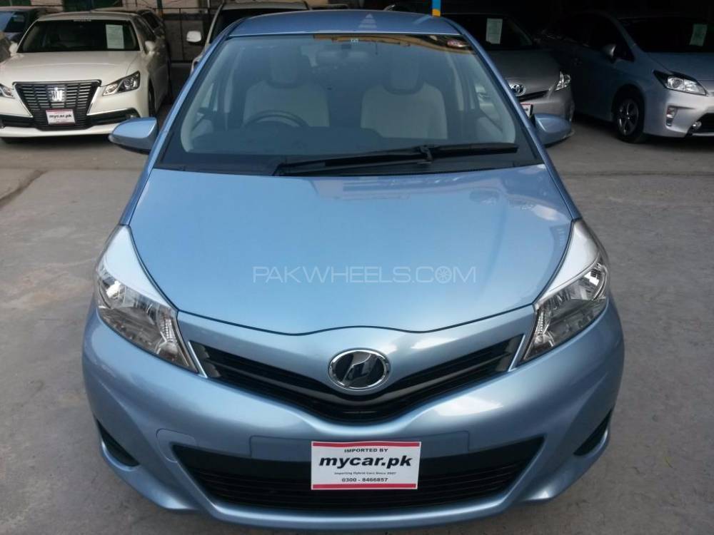 Toyota Vitz 2013 for Sale in Fort Abbass Image-1