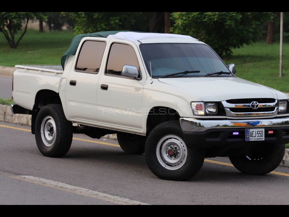 Toyota Hilux 2004 for Sale in Islamabad Image-1