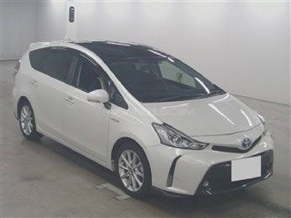 Toyota Prius Alpha 2014 for sale in Karachi | PakWheels