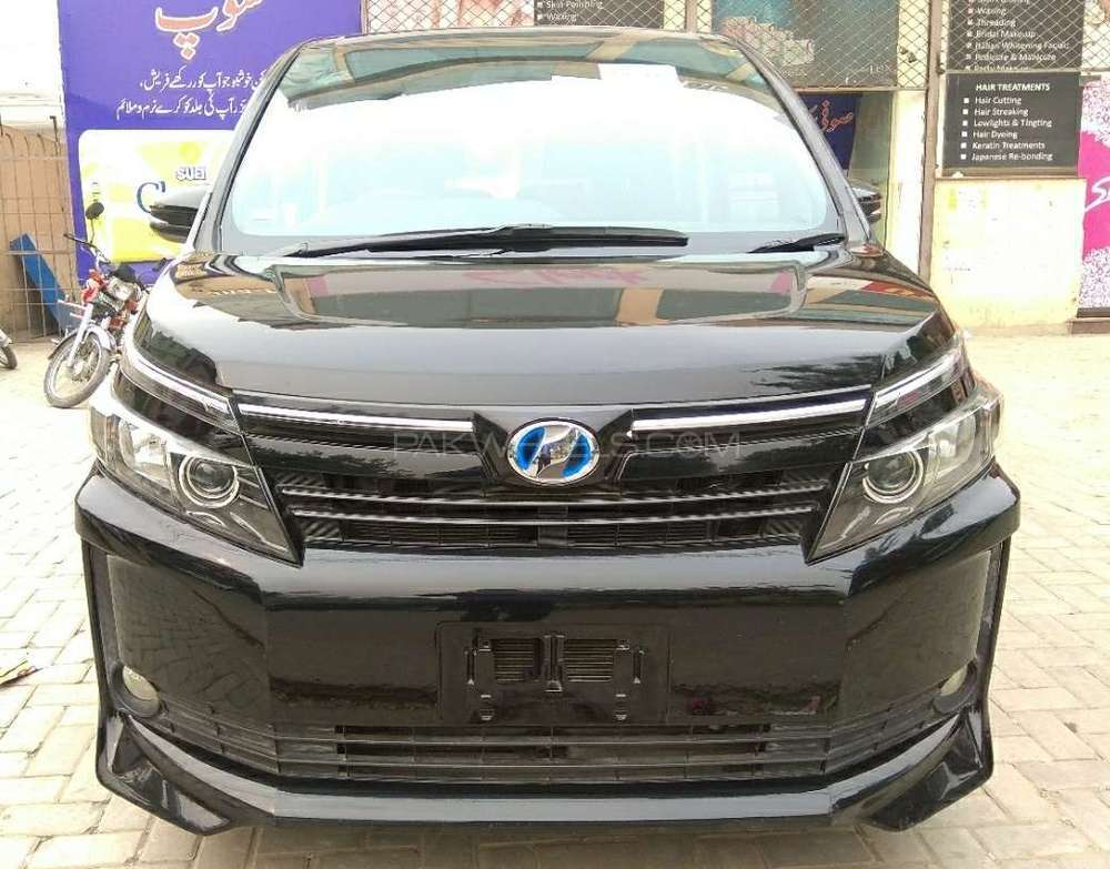 Toyota Voxy 2014 for Sale in Lahore Image-1