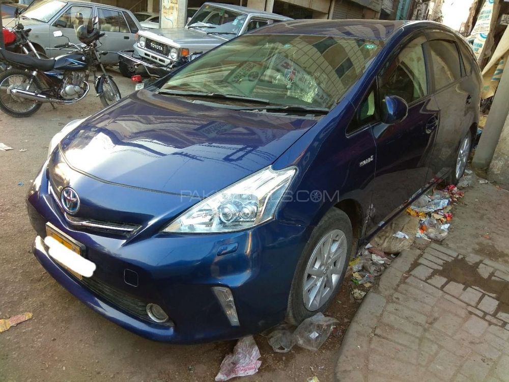 Toyota Prius Alpha 2011 for Sale in Karachi Image-1
