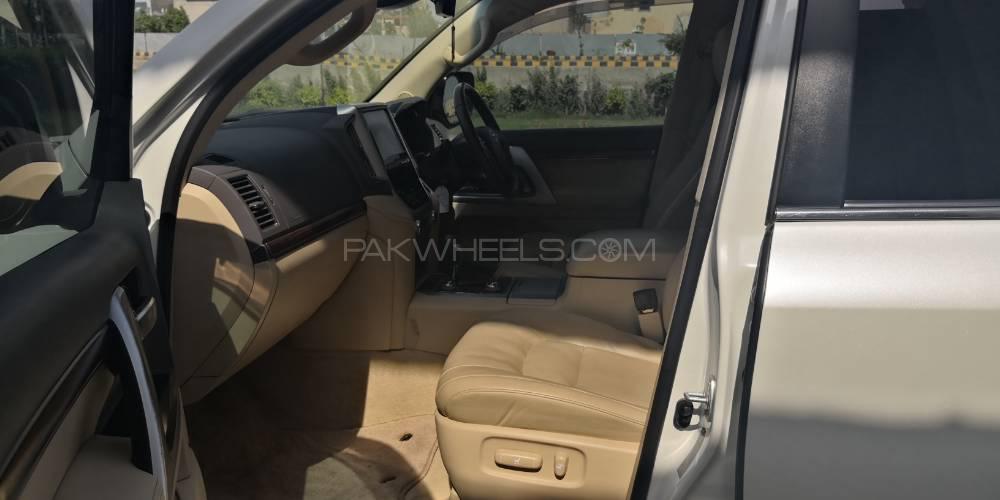 Toyota Land Cruiser 2016 for Sale in Lahore Toyota Land Cruiser 2016 for Sale in Lahore Image-16