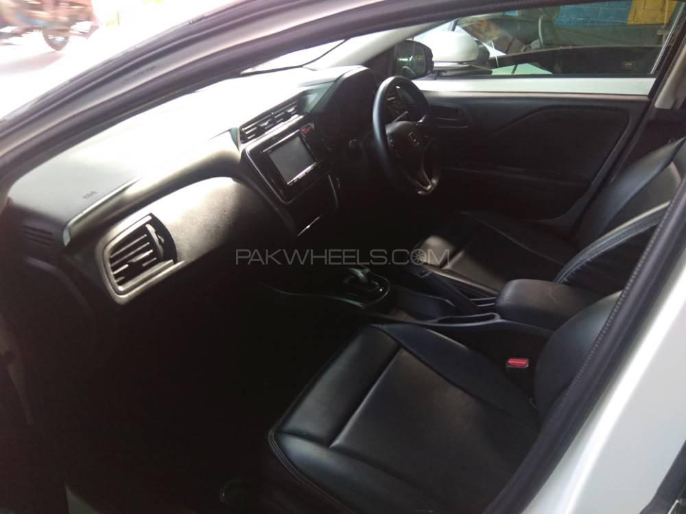 Honda Grace Hybrid 2015 for Sale in Bahawalpur Honda Grace Hybrid 2015 for Sale in Bahawalpur Image-4