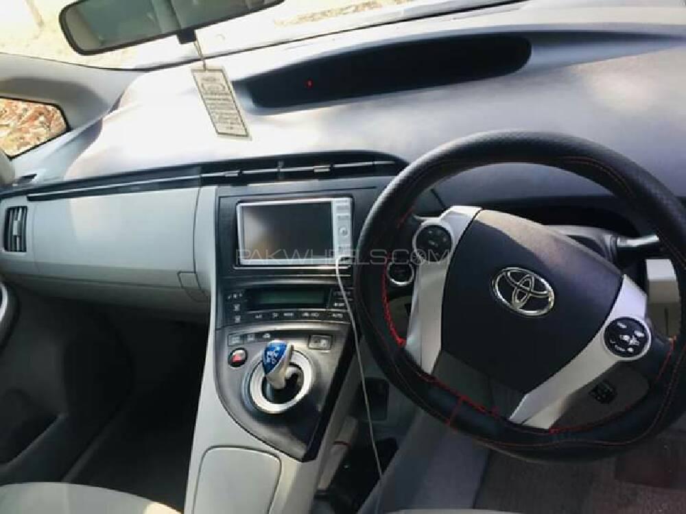Toyota Prius Alpha 2010 for Sale in Peshawar Image-1