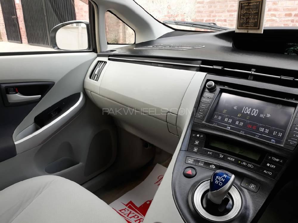 Toyota Prius 2011 for Sale in Dera ismail khan Image-1