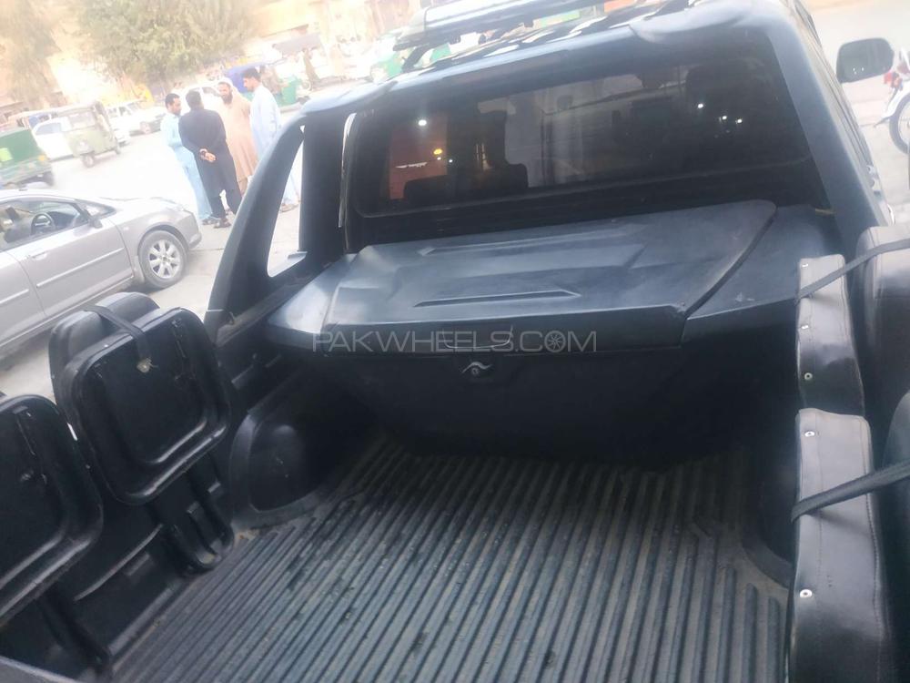 Toyota Hilux 2005 for Sale in Peshawar Toyota Hilux 2005 for Sale in Peshawar Image-4