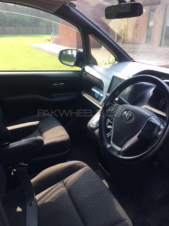 Toyota Voxy 2014 for Sale in Lahore Toyota Voxy 2014 for Sale in Lahore Image-3