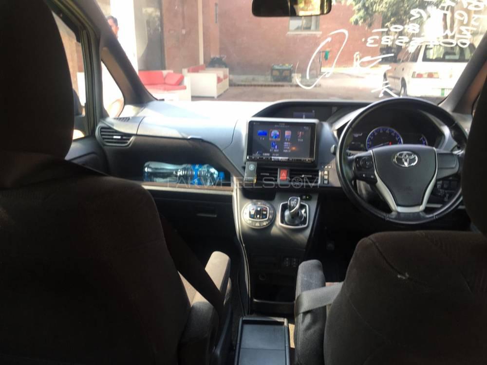 Toyota Voxy 2014 for Sale in Lahore Toyota Voxy 2014 for Sale in Lahore Image-4