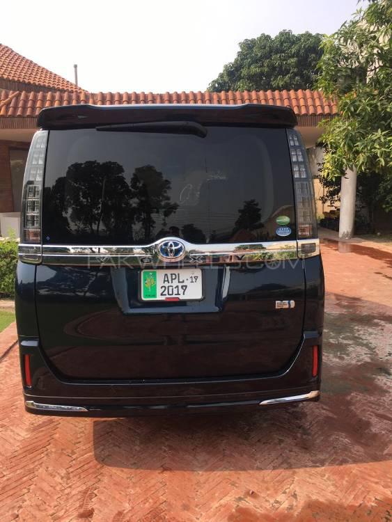 Toyota Voxy 2014 for Sale in Lahore Toyota Voxy 2014 for Sale in Lahore Image-9