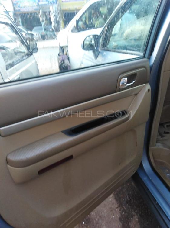 SsangYong Stavic 2005 for Sale in Karachi SsangYong Stavic 2005 for Sale in Karachi Image-7