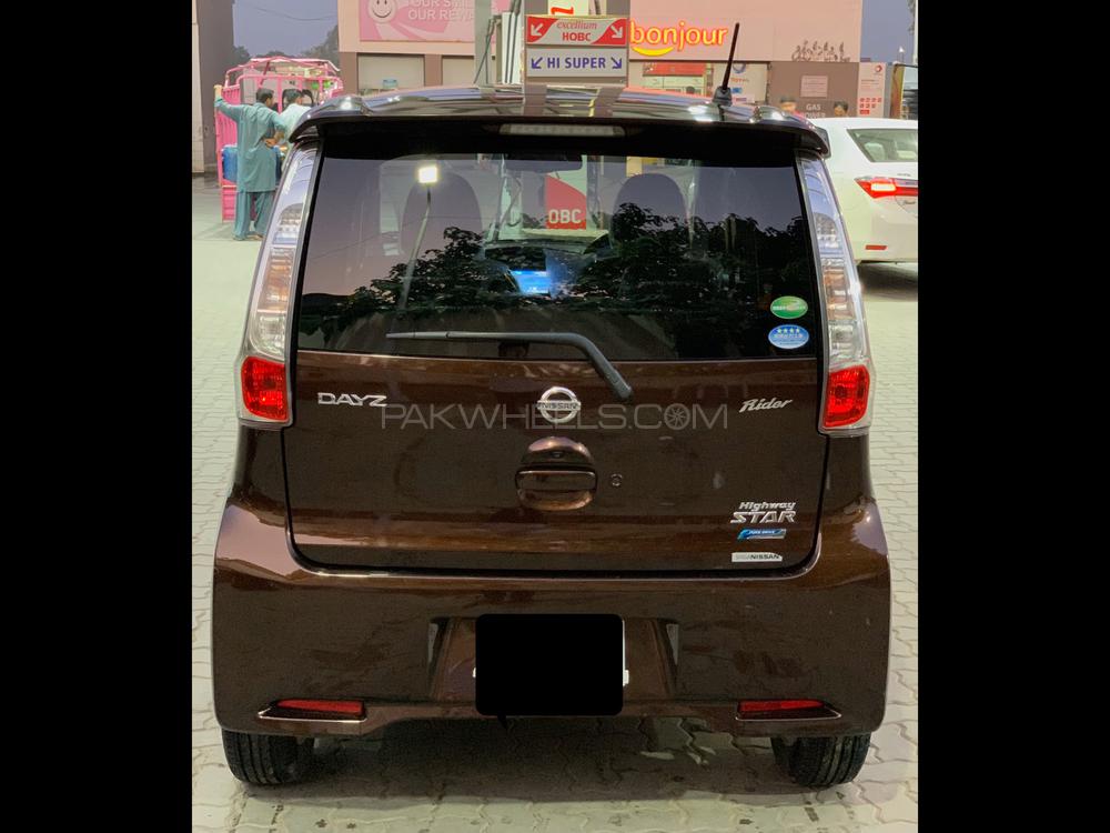 Nissan Dayz Highway Star 2015 for Sale in Sialkot Nissan Dayz Highway Star 2015 for Sale in Sialkot Image-2