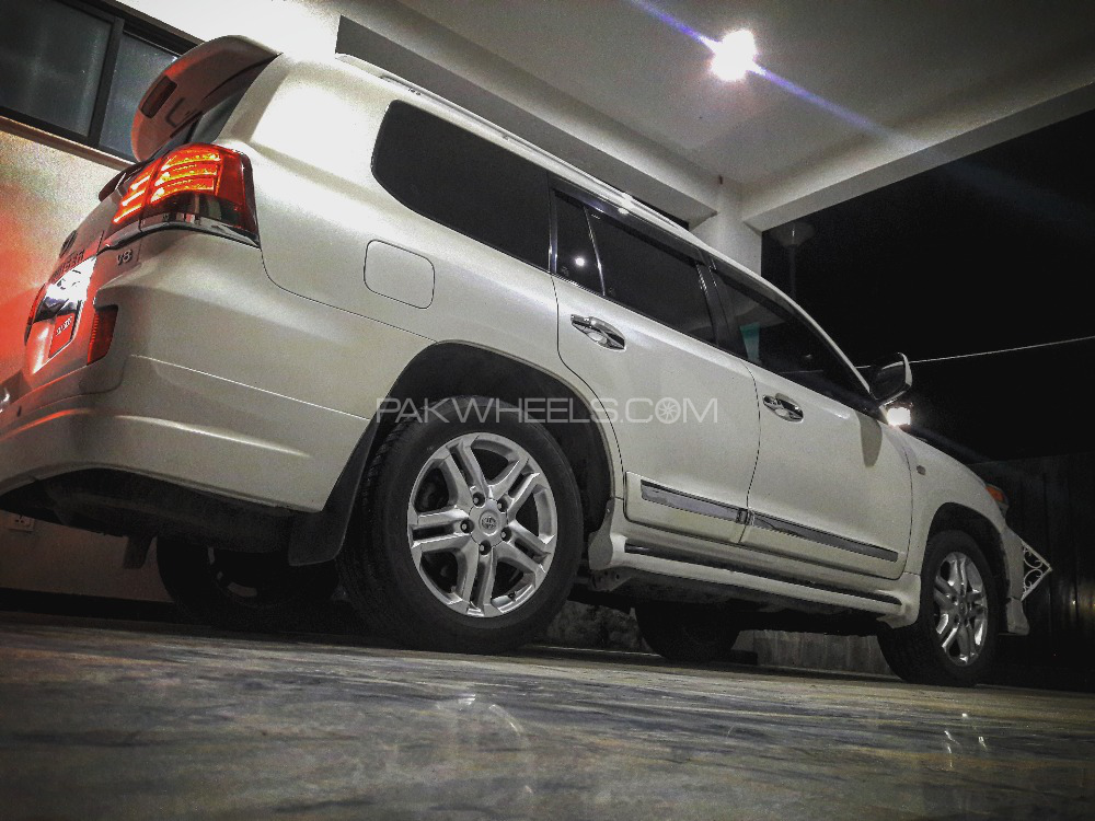 Toyota Land Cruiser - 2010  Toyota Land Cruiser - 2010  Image-3