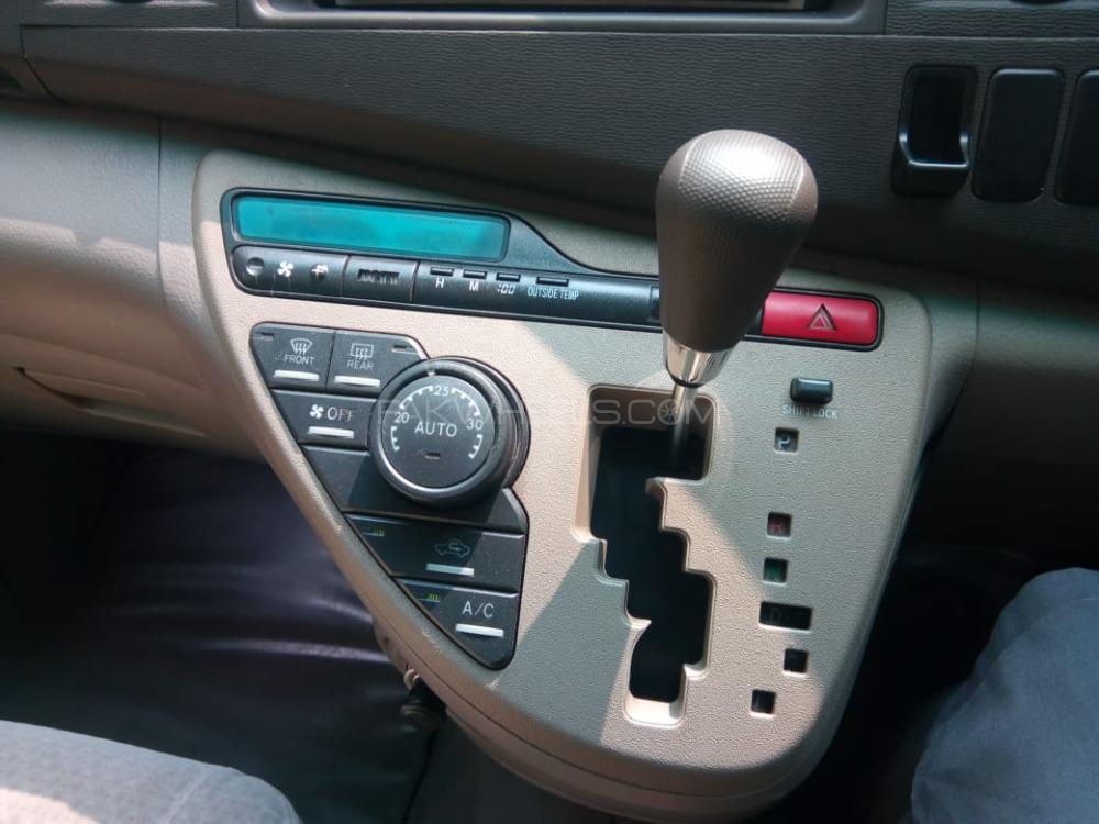 Toyota ISIS 2007 for Sale in Islamabad Toyota ISIS 2007 for Sale in Islamabad Image-2