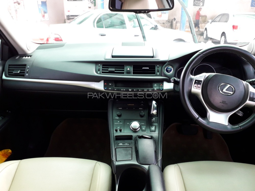 Lexus CT200h - 2014  Lexus CT200h - 2014  Image-2