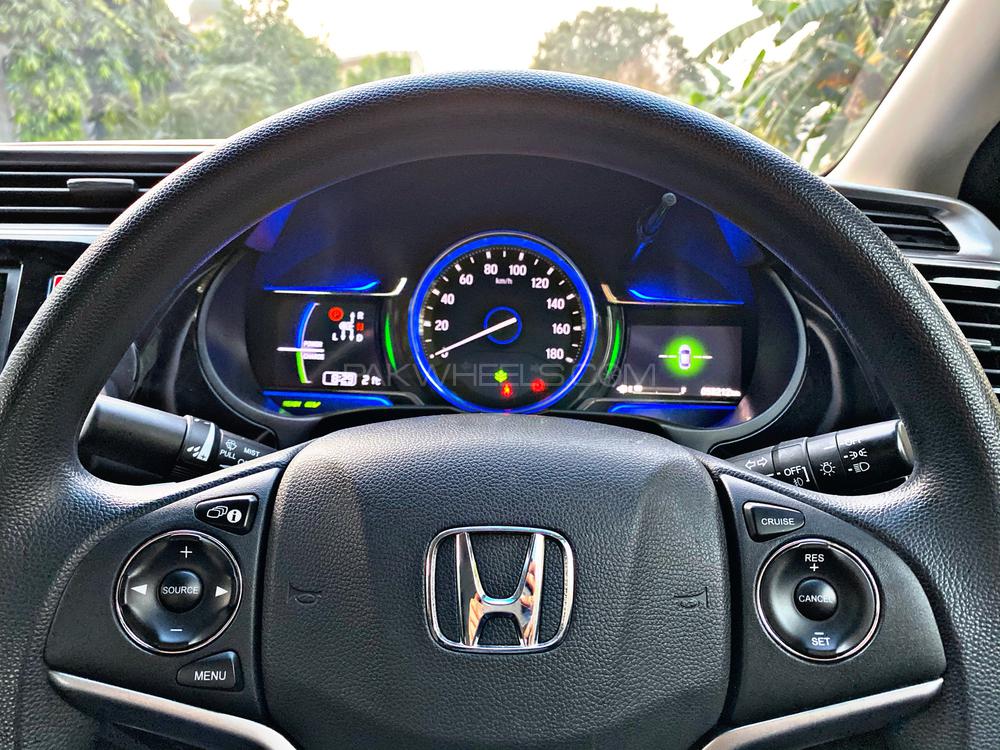 Honda Grace Hybrid 2015 for Sale in Lahore Honda Grace Hybrid 2015 for Sale in Lahore Image-6