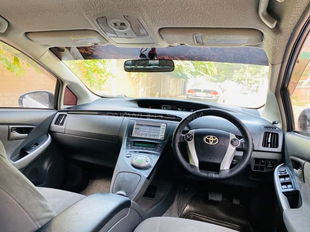 Toyota Prius 2010 for Sale in Karachi Toyota Prius 2010 for Sale in Karachi Image-4