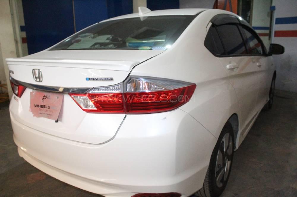 Honda Grace Hybrid 2015 for Sale in Peshawar Honda Grace Hybrid 2015 for Sale in Peshawar Image-4