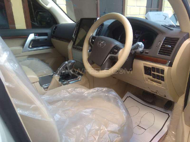 Toyota Land Cruiser 2017 for Sale in Karachi Toyota Land Cruiser 2017 for Sale in Karachi Image-4