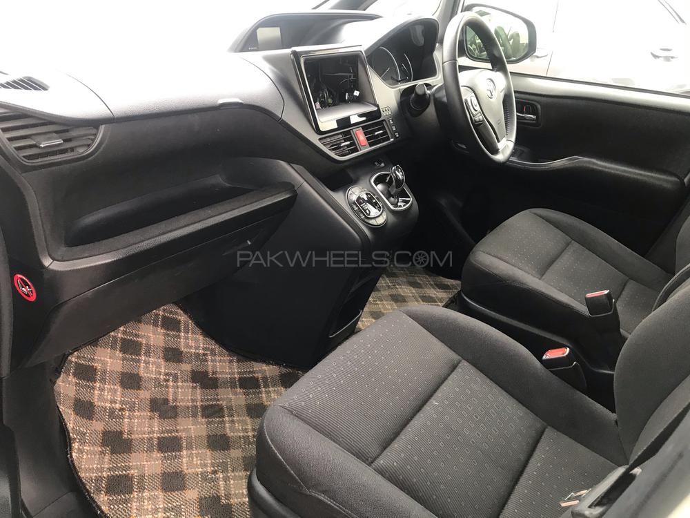 Toyota Voxy 2014 for Sale in Gujranwala Toyota Voxy 2014 for Sale in Gujranwala Image-9