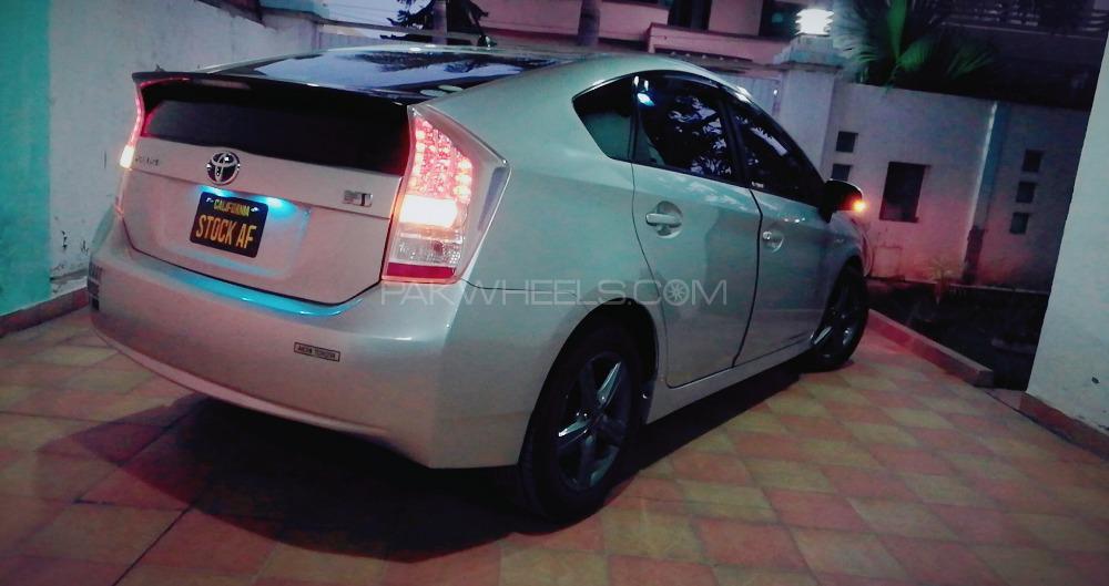 Toyota Prius - 2011  Toyota Prius - 2011  Image-3