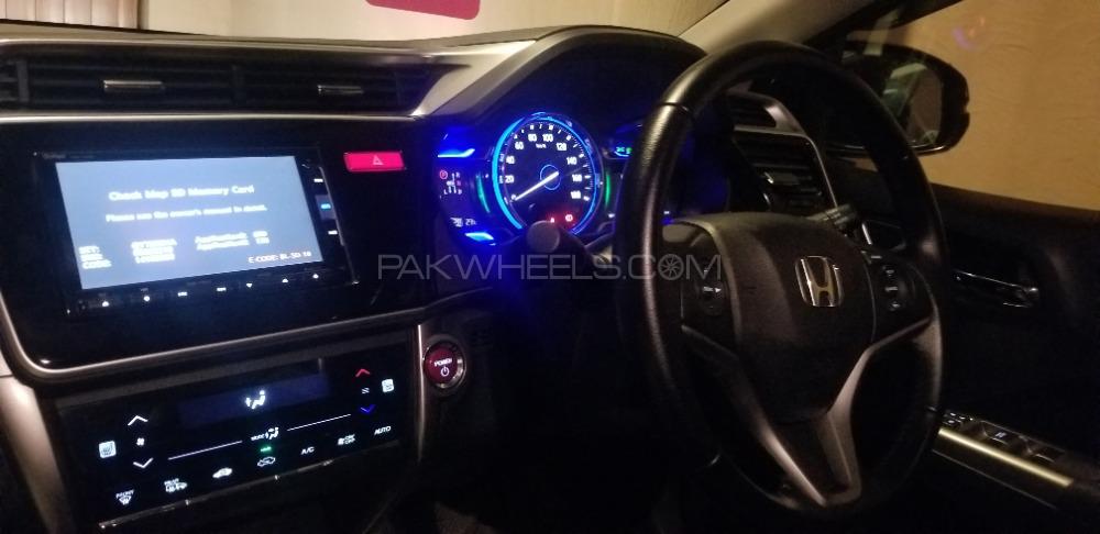 Honda Grace Hybrid 2015 for Sale in Lahore Honda Grace Hybrid 2015 for Sale in Lahore Image-4