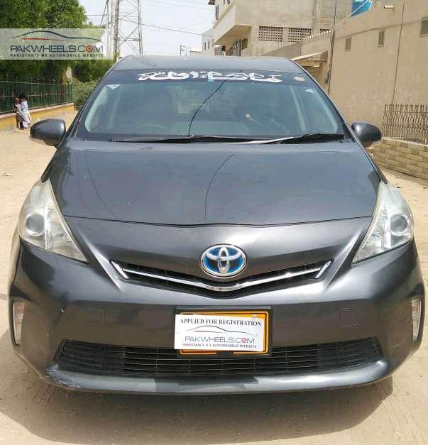 Toyota Prius Alpha 2011 for Sale in Karachi Image-1