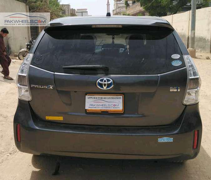 Toyota Prius Alpha 2011 for Sale in Karachi Toyota Prius Alpha 2011 for Sale in Karachi Image-5